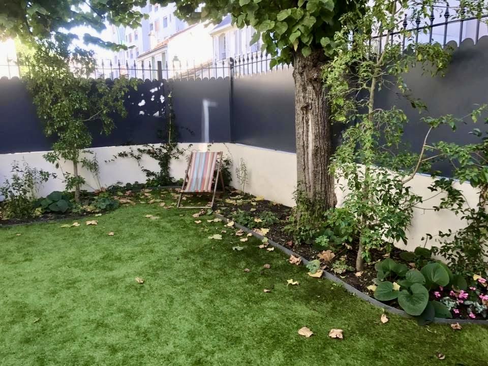 Clôture occultante en aluminium anthracite autour d'un jardin