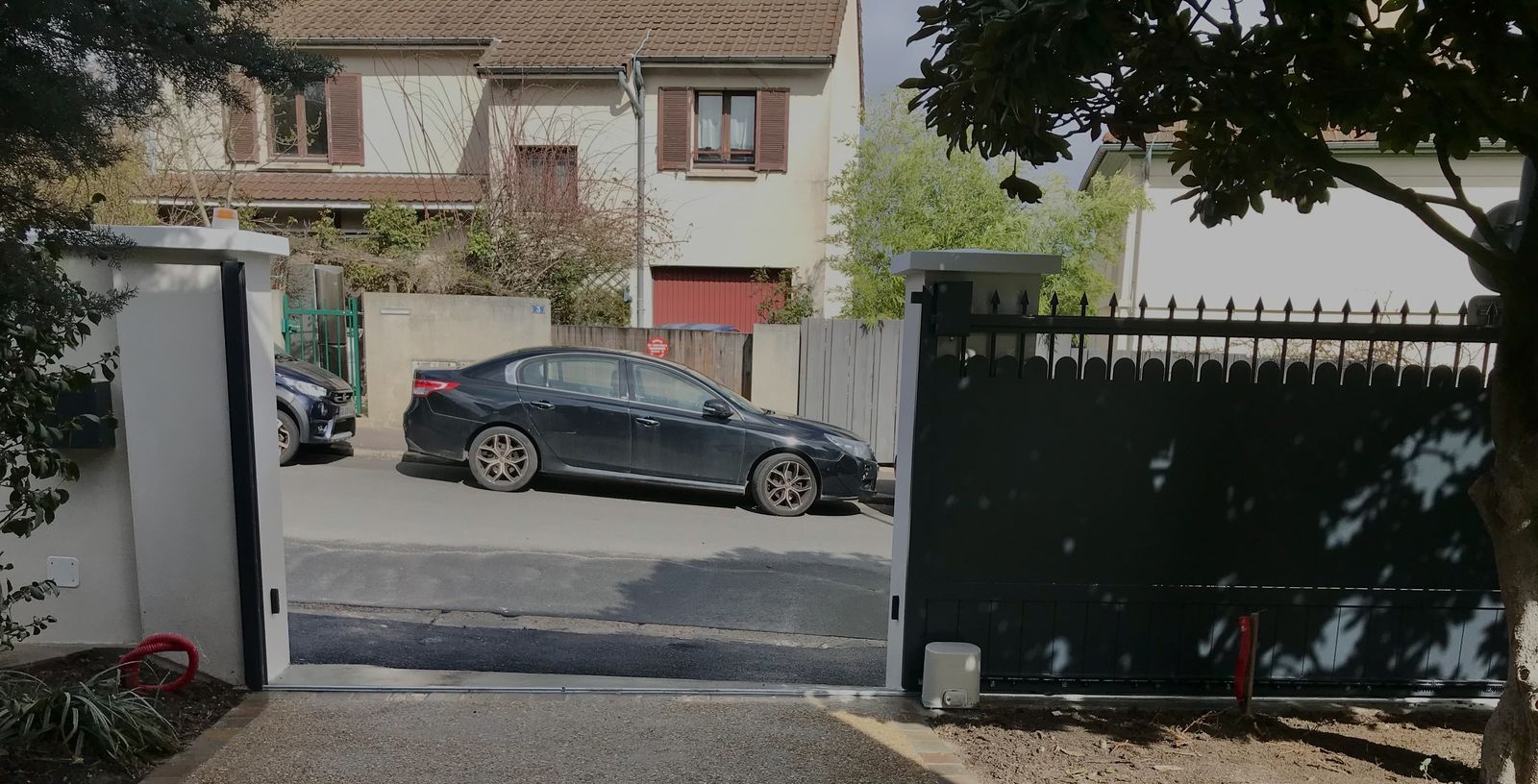 Portail en aluminium anthracite vu depuis l'allée